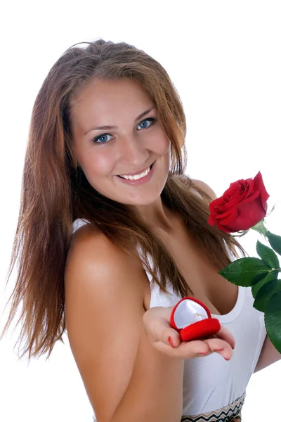 Dívka drží šperky dárkové krabice a květina. — Stock fotografie