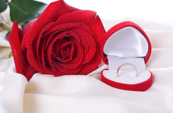 赤いバラと結婚指輪 — ストック写真