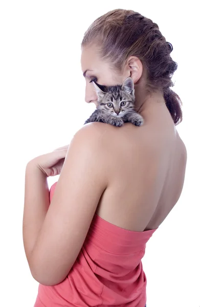 Portrét mladé ženy s kotě — Stock fotografie