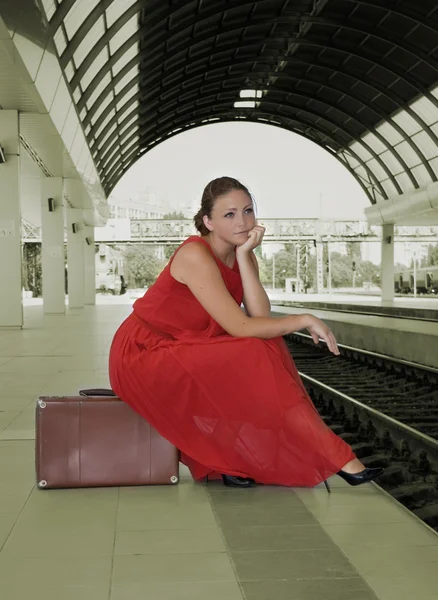 女孩带着手提箱，车站 — 图库照片