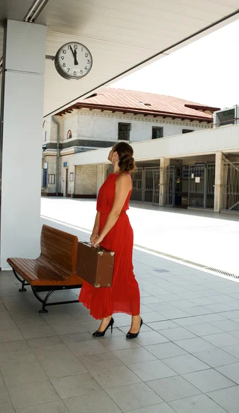 Meisje op het treinstation kijken naar de klok te wachten voor een tra — Stockfoto