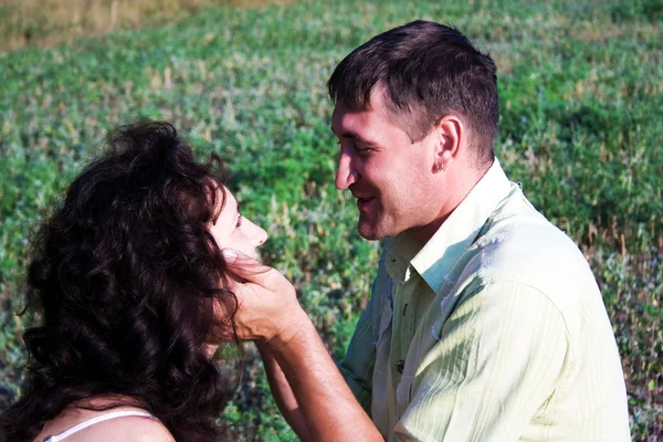 Primer plano de una joven pareja sonriente enamorada —  Fotos de Stock