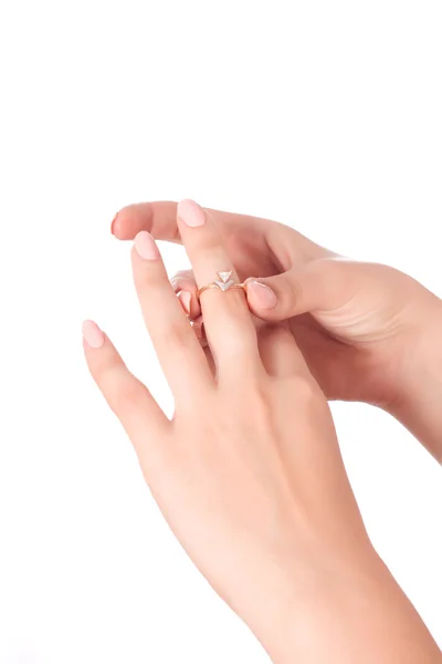 带一个女性手上的一颗钻石的黄金戒指 — 图库照片