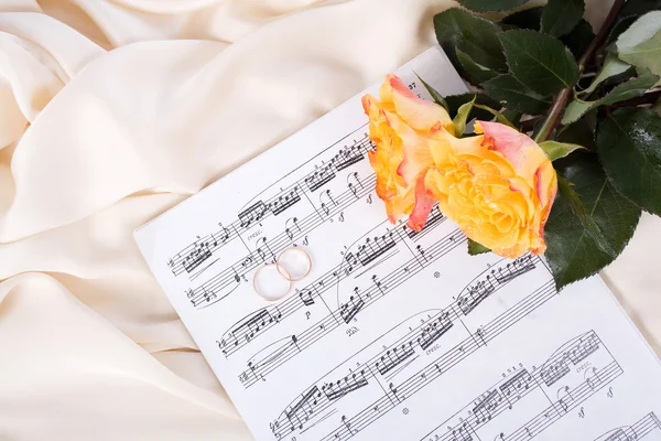 Букет роз, обручальные кольца на шелке — стоковое фото