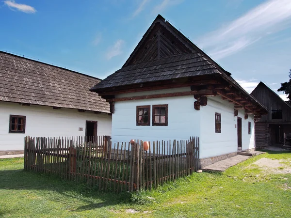 Casa folclórica de madeira rara em Pribylina — Fotografia de Stock