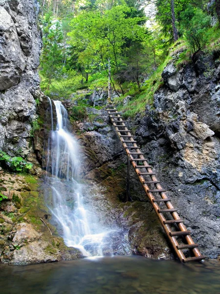 Vodopád v kvacianska údolí — Stock fotografie