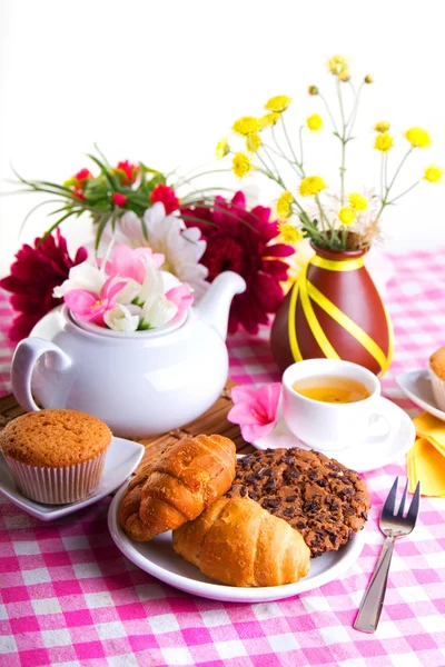 Reggeli, tea, sütemény és sárga virágok — Stock Fotó