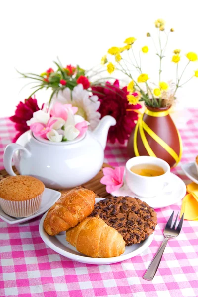 Frühstück mit Tee, Kuchen und gelben Blumen — Stockfoto
