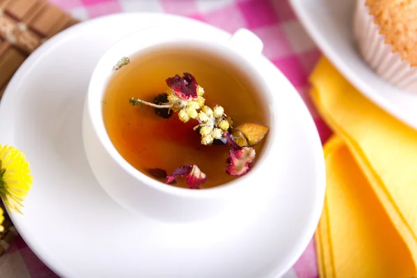 Beyaz çay bardağı ile yakın çekim — Stok fotoğraf