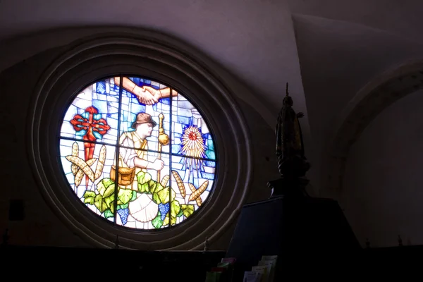 玫瑰窗口的 granon 教堂 — 图库照片