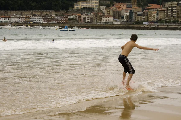 子供たちをサーフィン — ストック写真