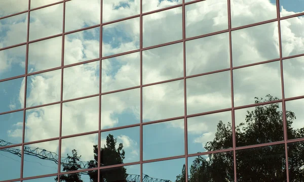 Nuvole riflesse nelle finestre dell'edificio moderno — Foto Stock
