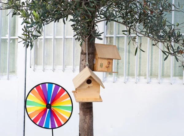 Birdhouse et moulin à vent — Photo