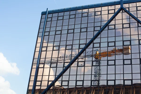 Облака отражаются в окнах современного здания — стоковое фото
