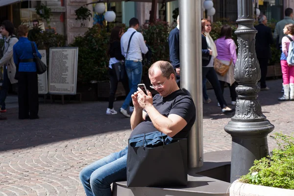 Мужчина со смартфоном — стоковое фото