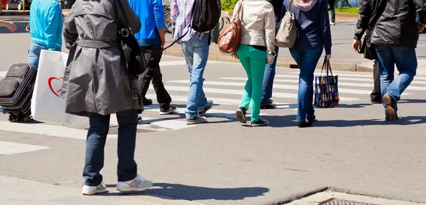Grupo de atravessar a rua em Milão — Fotografia de Stock