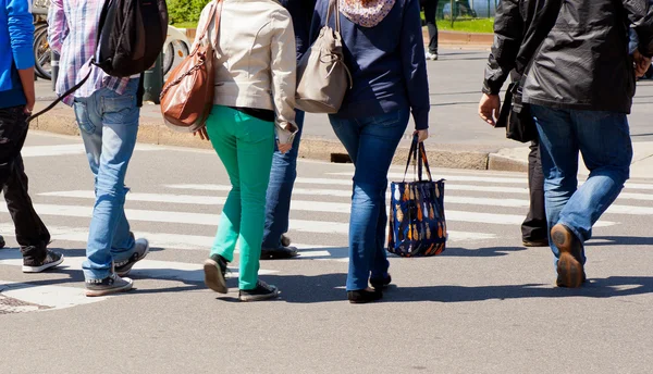 Group of crossing the street in Milan — Stock Photo, Image