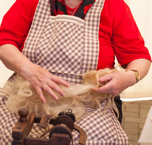 Donna anziana filatura lana — Foto Stock