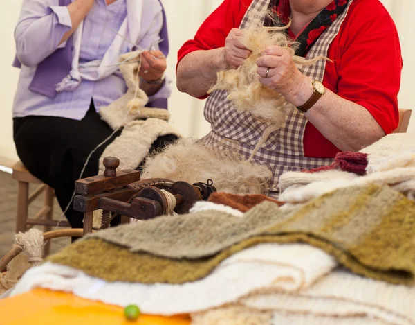 Donna anziana filatura lana — Foto Stock