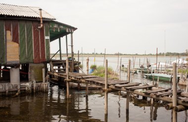 tahta bacaklar, Isola della cona