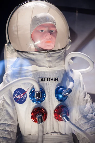 Takım astronot bir mankenle fotoğrafı — Stok fotoğraf