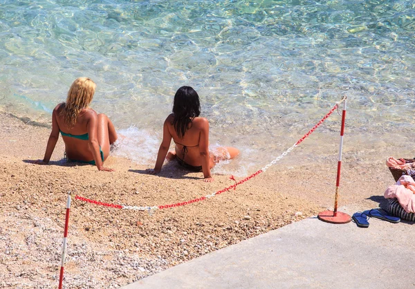 Девушки на пляже Башка, Хорватия — стоковое фото