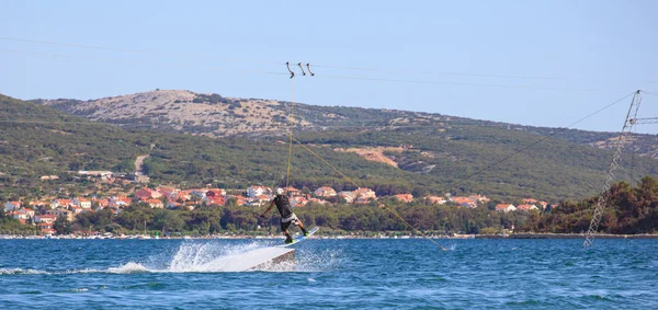 Kabel narciarskich w morzu punat, Chorwacja — Zdjęcie stockowe