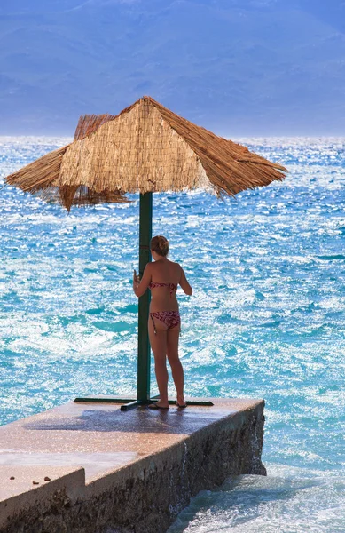 Dziewczyna na plaży Baška, Chorwacja — Zdjęcie stockowe