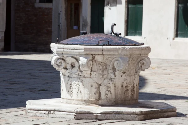 Typischer venezianischer Brunnen — Stockfoto