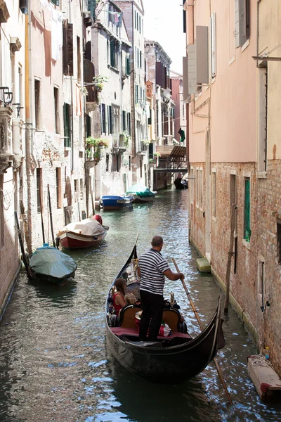 Gondolier у Венеції — стокове фото