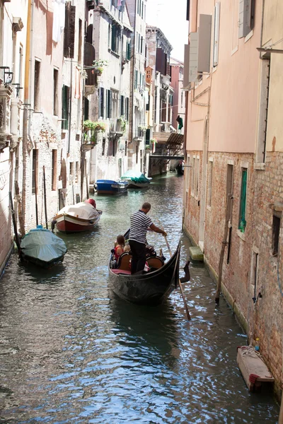Gondolier у Венеції — стокове фото