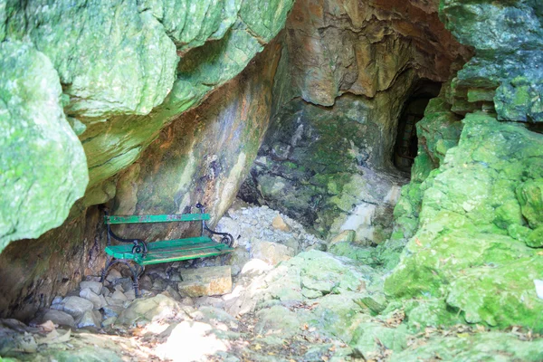 Banc dans la grotte — Photo