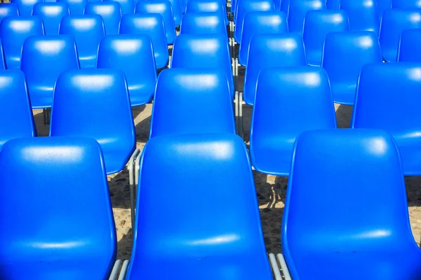 Пустые синие стулья для открытого кино — стоковое фото