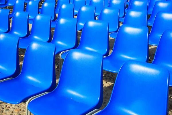Cadeiras azuis vazias para cinema ao ar livre — Fotografia de Stock
