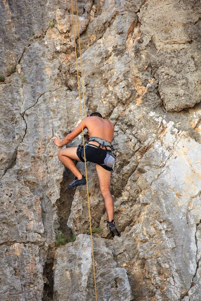 Альпинист на скале Систьяна, Триест — стоковое фото