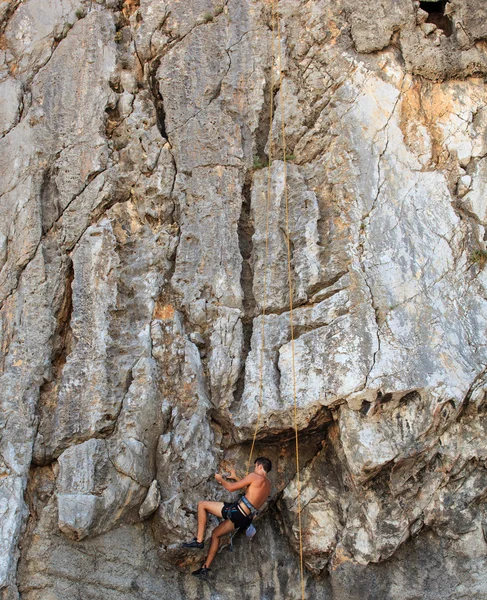 Альпініст про Sistiana рок, Трієст — стокове фото