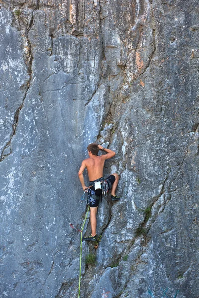 Escalador en la roca Sistiana, Trieste — Foto de Stock
