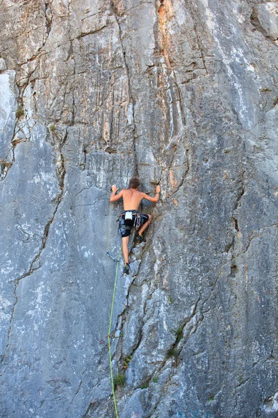 Escalador na rocha Sistiana, Trieste — Fotografia de Stock