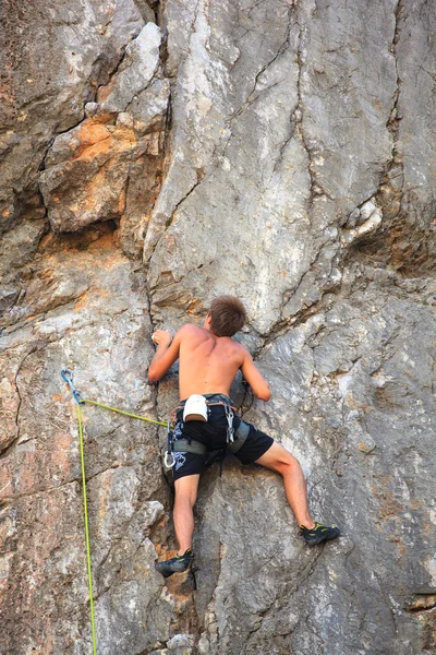 Альпинист на скале Систьяна, Триест — стоковое фото