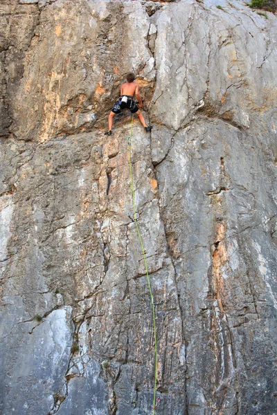 在 sistiana 的岩石的里雅斯特的登山者 — 图库照片