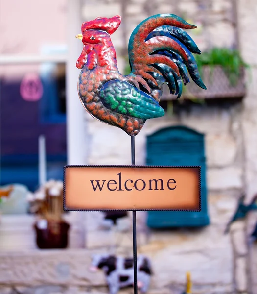 Insegna di benvenuto con gallo di ferro — Foto Stock