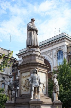 Leonardo da vinci anıt, milan