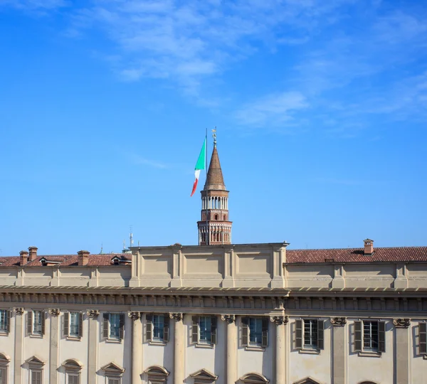 Klocktorn med italiensk flagg — Stockfoto