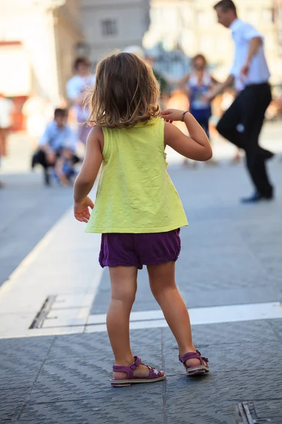 Kind dansen in de straat — Stockfoto