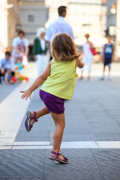Niño bailando en la calle —  Fotos de Stock