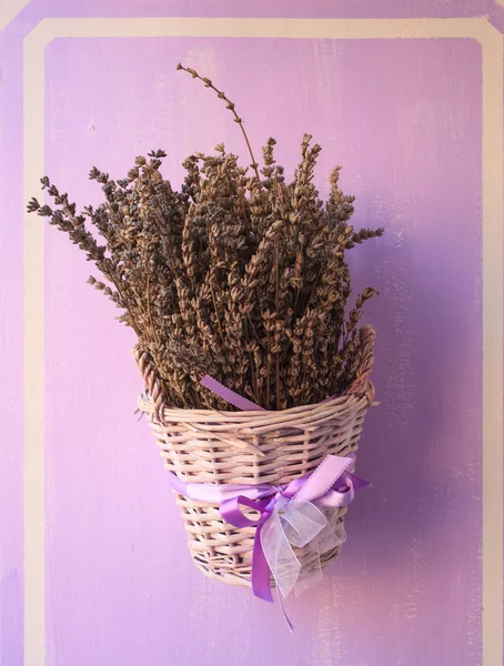 Flätad korg med lavendel blommor — Stockfoto