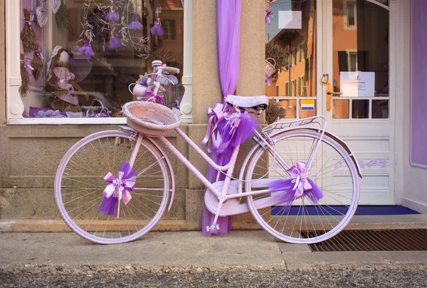 Fioletowy rower obok sklepu lawendy — Zdjęcie stockowe