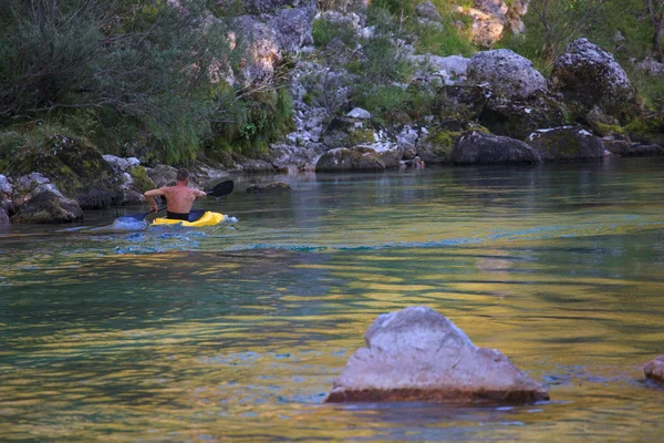 Kajakpaddling på floden soca, Slovenien — Stockfoto