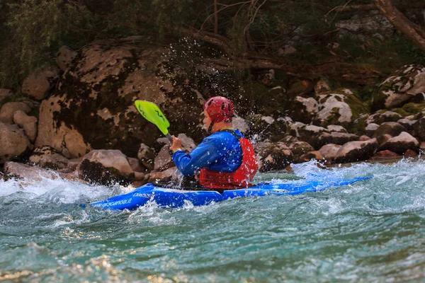 Kayak sul fiume Soca, Slovenia — Foto Stock