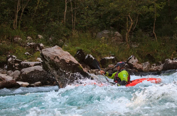 Kajakken op de rivier soca, Slovenië — Stockfoto